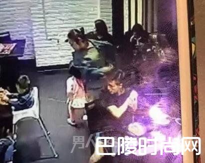 女童饭店叫喊被踹引众怒 邻桌女大学生上来就是一脚