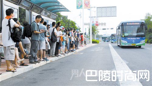 安徽公交车内高温56℃  乘客忍受移动的“桑拿房”