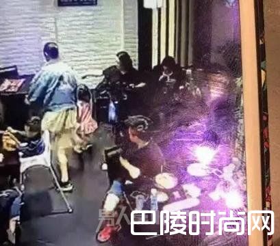 女童饭店叫喊被踹引众怒 邻桌女大学生上来就是一脚