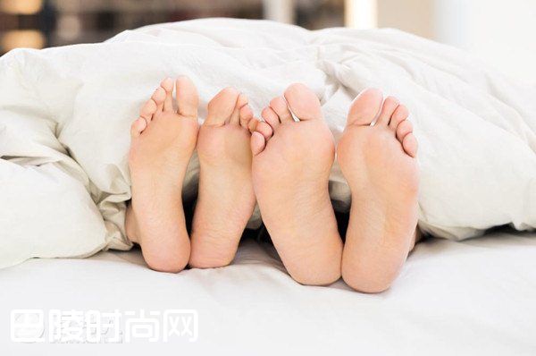 女人经常伪装高潮吗 女人怎么看待男人自慰|女人喜欢关灯做爱吗 戴安全套会降低女人快感吗