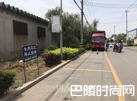 司机停车5分钟3200元 物业工作人员：医药费不是停车费