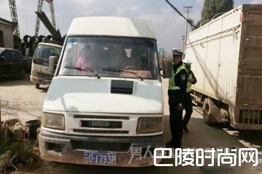 昆明一7人座“黑校车”塞满31名儿童 安全如何保证？