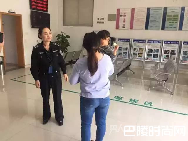 3岁女孩被反锁暴晒车内 网友：这是亲妈吗？