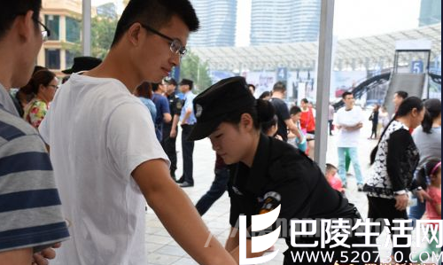 男子乘地铁投诉女安检袭胸摸臀 骂其太不要脸