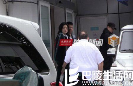 张子萱陈赫抱女医院复诊 保镖护驾警惕心十足