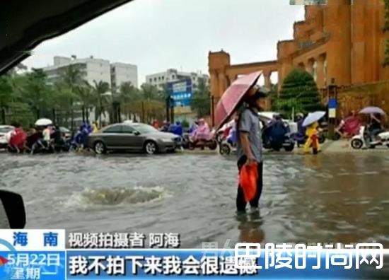 雨中真情 暴雨冲走井盖老人冒雨坚守1小时引导路人