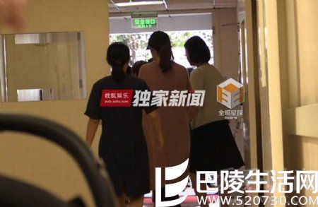 张子萱陈赫抱女医院复诊 保镖护驾警惕心十足