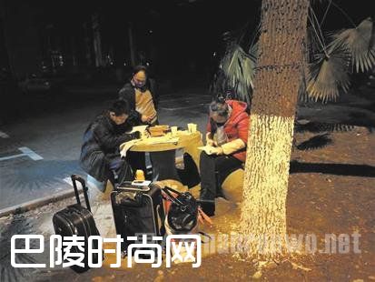 父母路灯下为儿子补习高数 同学：请做我爸爸吧！