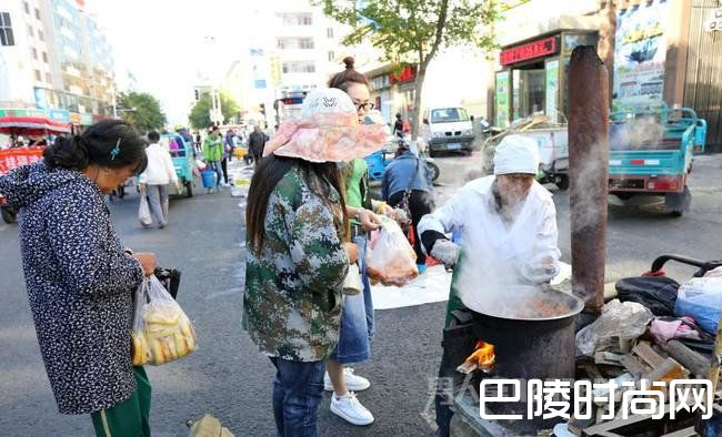 黑龙江三伏天裹棉袄出行 竟然能在大夏天被冻成狗