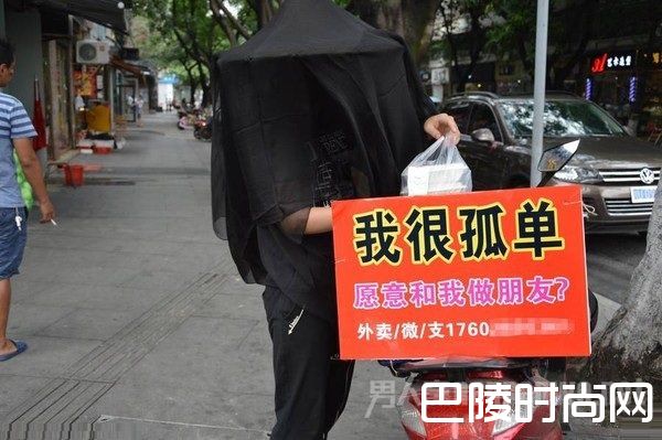 外卖小哥蒙面送餐为什么？背后的故事令人动容……