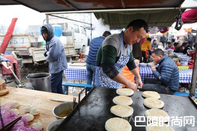 教师辞职卖肉夹馍月入过万 网友：富贵险中求！