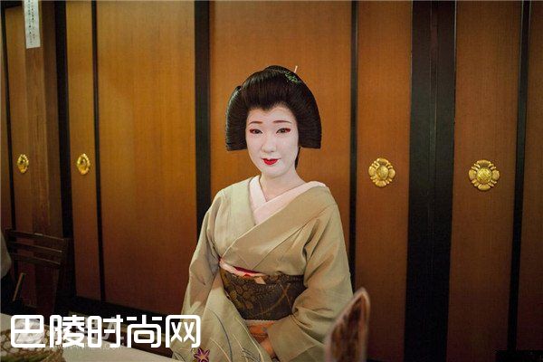 艺伎是日本女性时尚典范 日本艺妓是做什么的|日本艺妓为什么要抹白 日本艺妓的工作地点