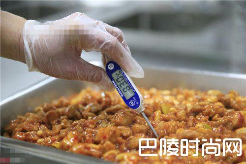 揭秘高铁盒饭制作过程 每一道程序都走心