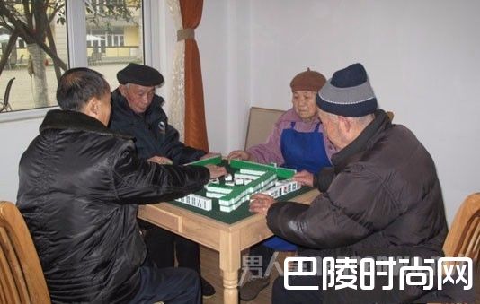 九旬老人瘫倒麻将桌 晕倒前不忘胡牌醒来立马要打牌