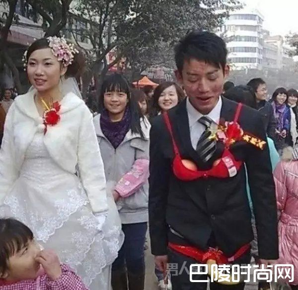 亲友接亲抢红包摔下2楼 如此闹婚你还敢吗？