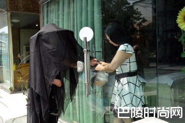 外卖小哥蒙面送餐为什么？背后的故事令人动容……