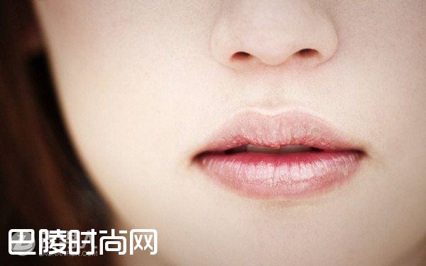 女生摆动屁股是在暗示什么 穿着吊带裙的女人很美吗|女人反复舔嘴唇很骚吗 女生展现诱人的乳沟很骚吗