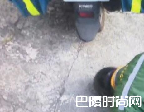 台湾快递小哥因迟到两小时 被逼下跪道歉羞辱10分钟