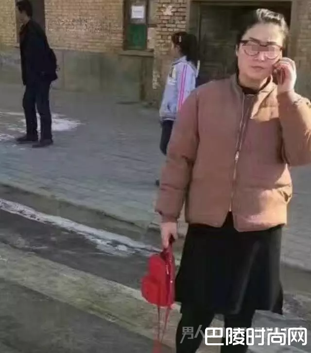 女子违停殴打交警 网友：这么嚣张该严惩！