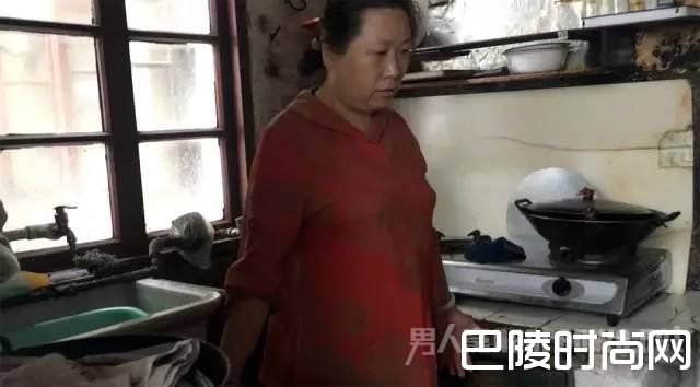 繁华都市上海的一角 一家三口住在9平米“鸽子笼”