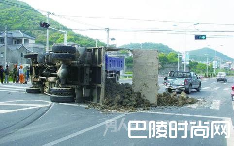 惨剧！常州一渣土车侧翻瞬间压扁轿车 致2人当场死亡