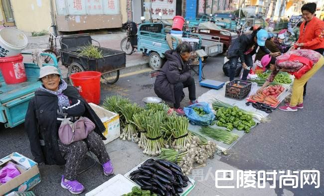 黑龙江三伏天裹棉袄出行 竟然能在大夏天被冻成狗