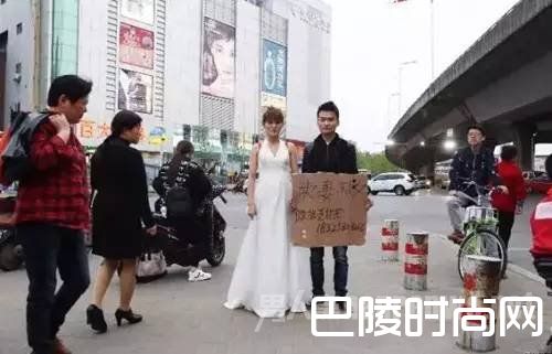 90后男子街头卖妻救女 为引起关注用这种方法真的好吗?