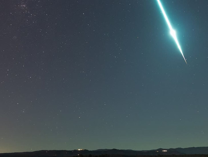 天空突然变紫（一颗巨型流星闪亮滑过）