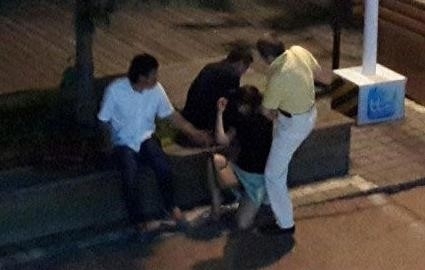 青岛女子醉酒遭性侵（疑被路人当街轮流猥亵图片视频曝光）