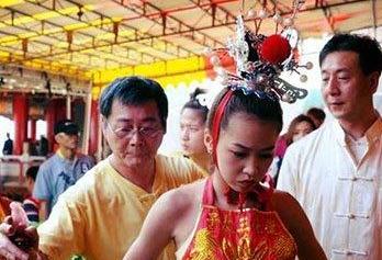 历史上著名的扶乩事件 少女被关公钦点当莲花太子乩身