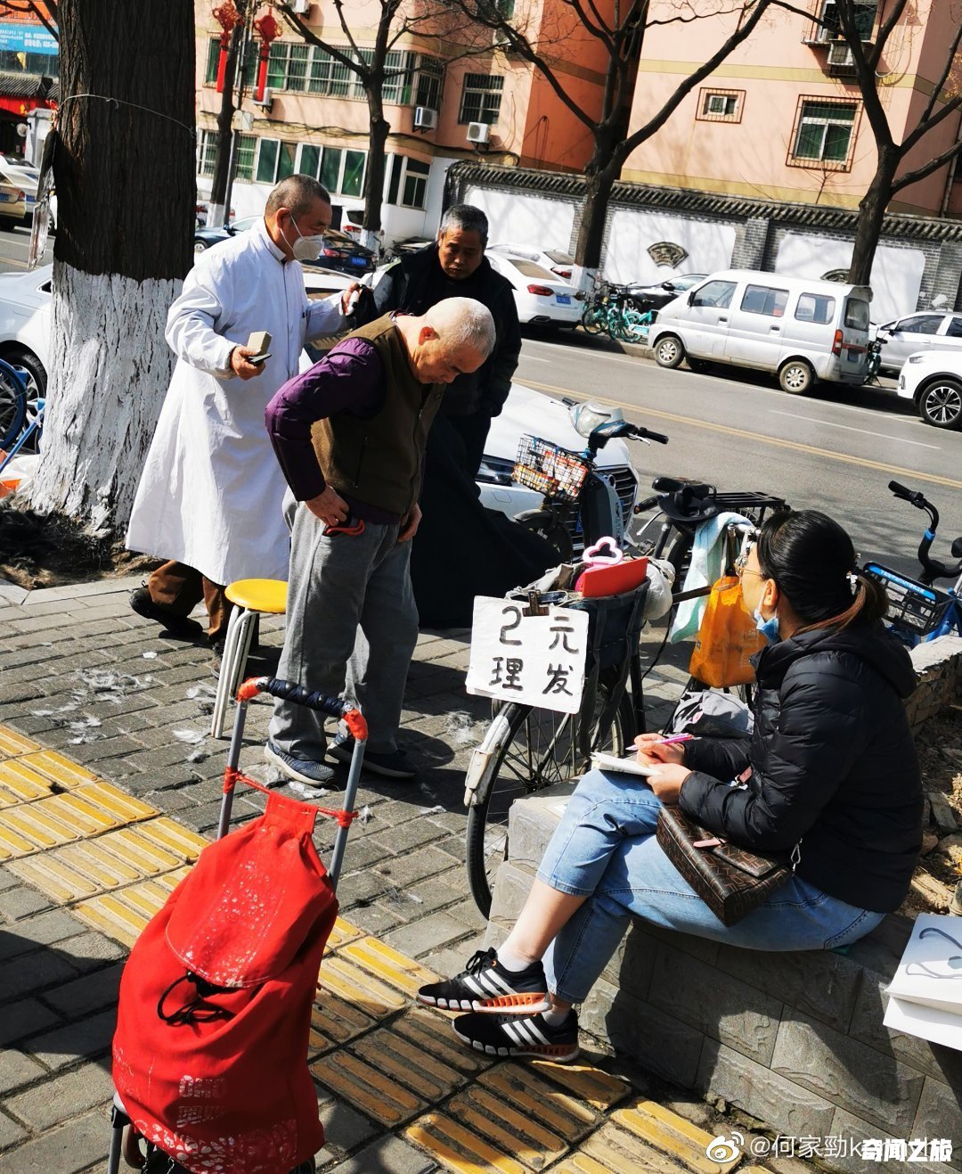 62岁知名港星定居内地，街头花2元剪发，头发乌黑与同龄人差别大