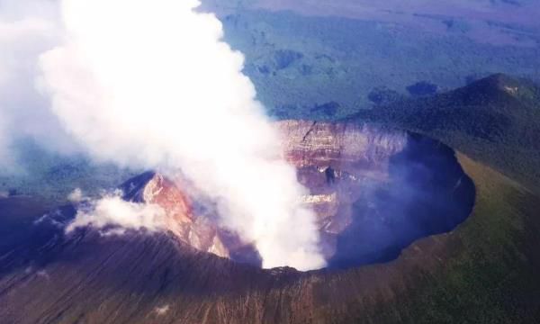 夏威夷莫纳罗亚火山（ 安托法拉火山高度达到了13648英尺折合4.26千米）