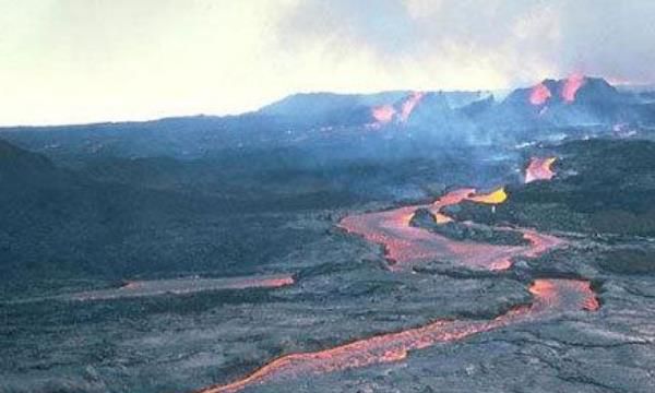 夏威夷莫纳罗亚火山（ 安托法拉火山高度达到了13648英尺折合4.26千米）