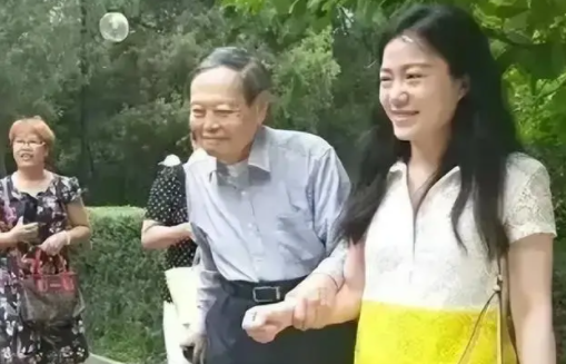 杨振宁的现任妻子是谁（杨振宁身体状况如何）