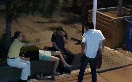 青岛女子醉酒遭性侵（疑被路人当街轮流猥亵图片视频曝光）