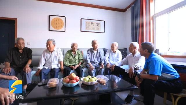 六名学生探望百岁老师（最大的年龄90岁最小的也已经84岁）