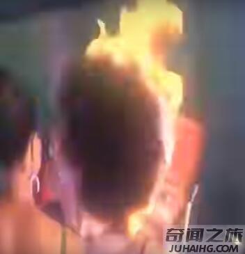 非洲小姐冠军正开心庆祝（头发突然着火了）