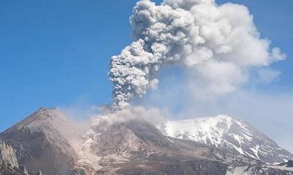 夏威夷莫纳罗亚火山（ 安托法拉火山高度达到了13648英尺折合4.26千米）