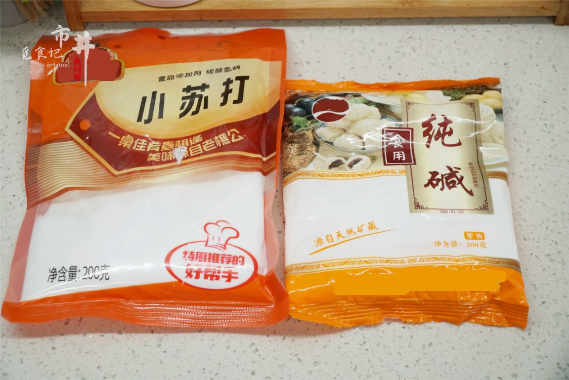 小苏打和食用碱之间的具体区别（食用碱和食用小苏打如何区分）