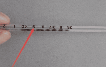 水银体温计怎样看图解（每个大格代表0.5度又分为五个小格0.1度）