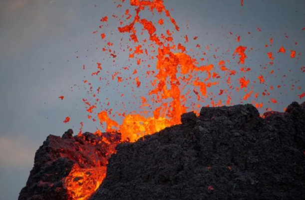 火山在地球中形成的原因