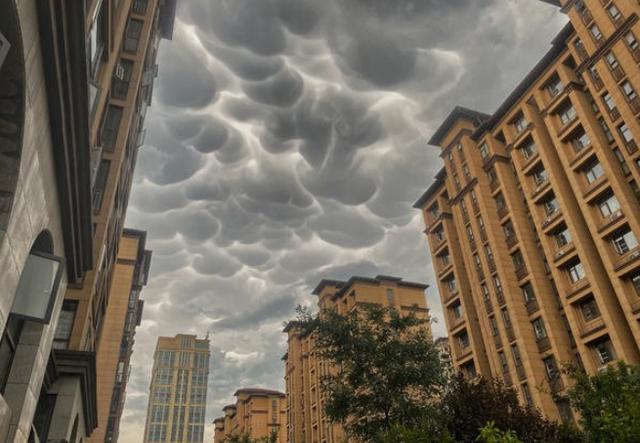 奇异的天气现象（乳状积云在积雨云下形成）