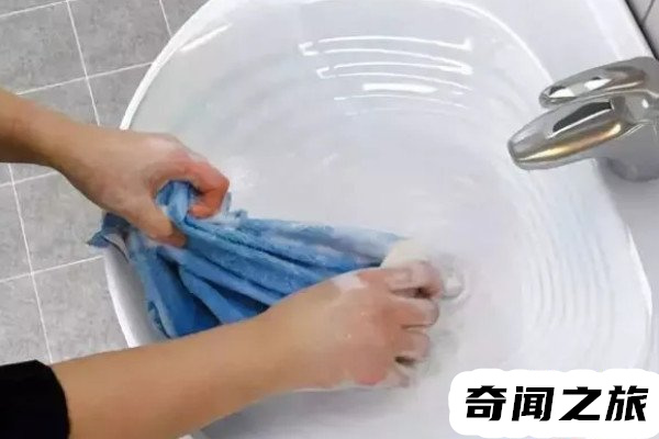 衣服上有洗不掉的油渍该怎么清洗（衣服上有油渍怎么清洗小妙招）