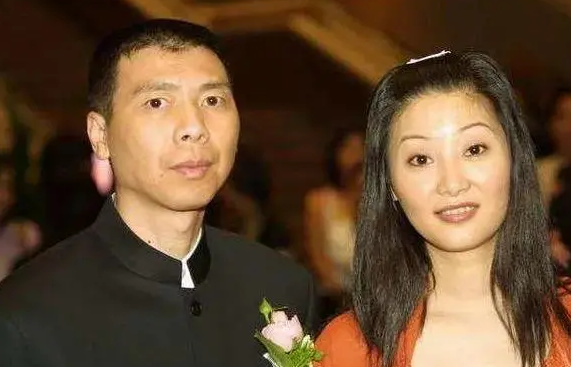 冯小刚有过几段婚姻（冯小刚前妻个人介绍）