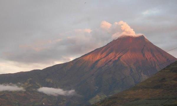 夏威夷莫纳罗亚火山（ 安托法拉火山高度达到了13648英尺折合4.26千米）