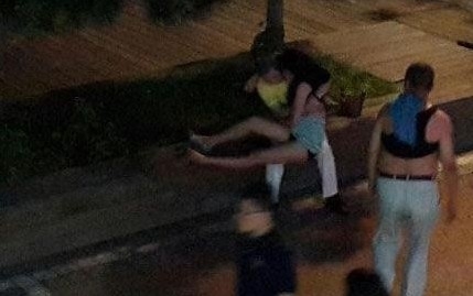 青岛女子醉酒遭性侵（疑被路人当街轮流猥亵图片视频曝光）