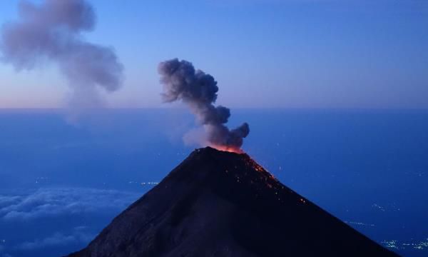 夏威夷莫纳罗亚火山（ 安托法拉火山高度达到了13648英尺折合4.26千米）