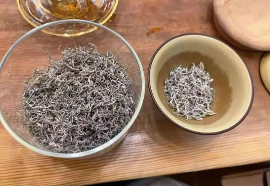 莓茶带白色的粉末对人有害吗（莓茶上面的白霜是什么情况）