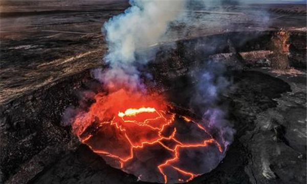 世界上最大的火山（默拉皮火山有130个其实准备喷发的火山口）