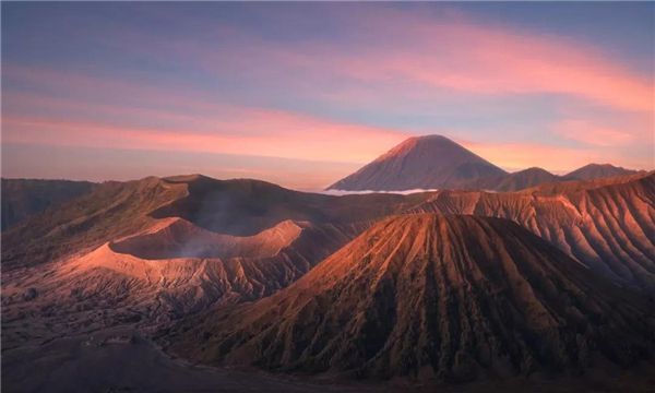 世界上最大的火山（默拉皮火山有130个其实准备喷发的火山口）